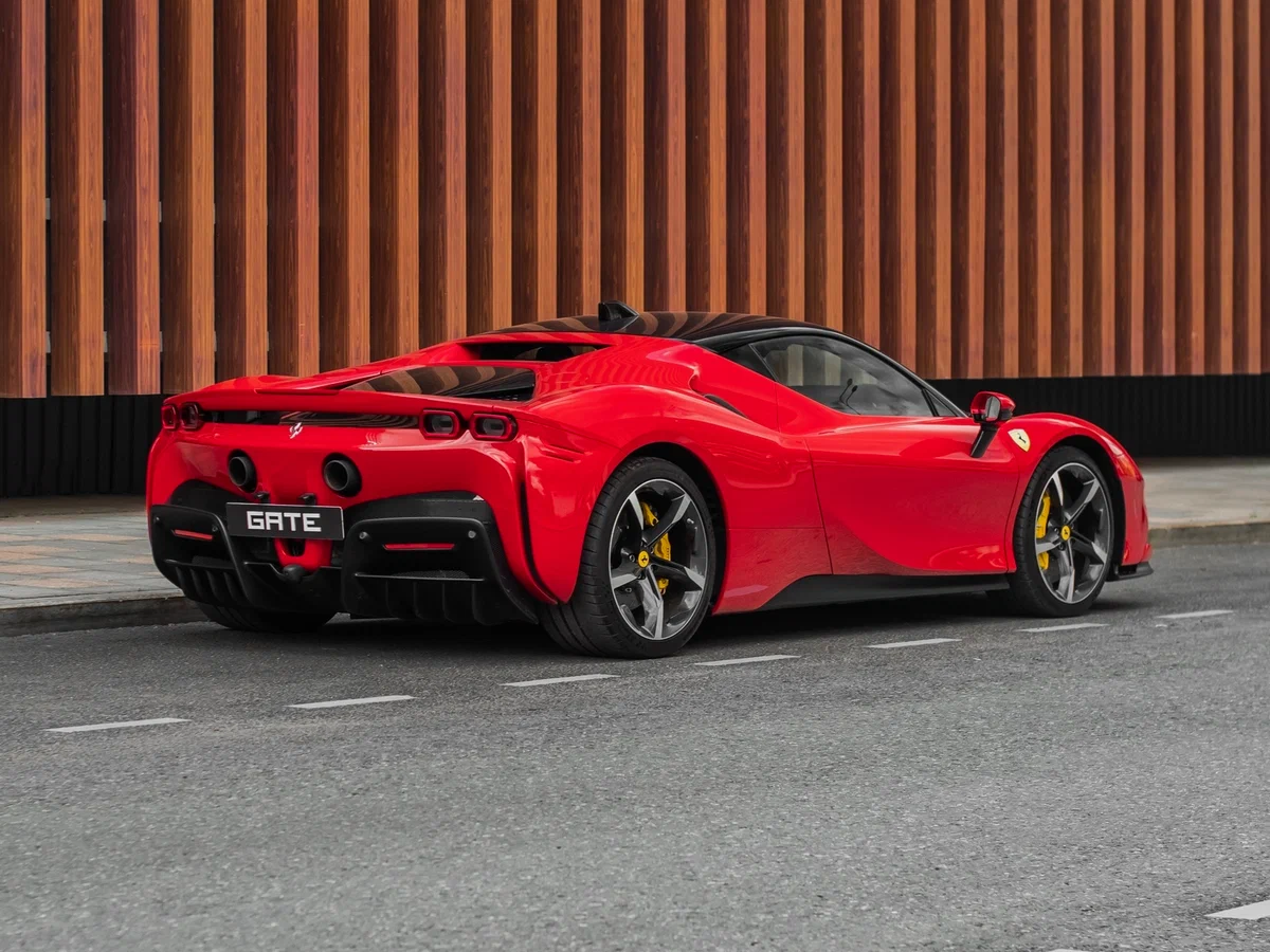 Ferrari SF90 Stradale sul Passo dello Stelvio
