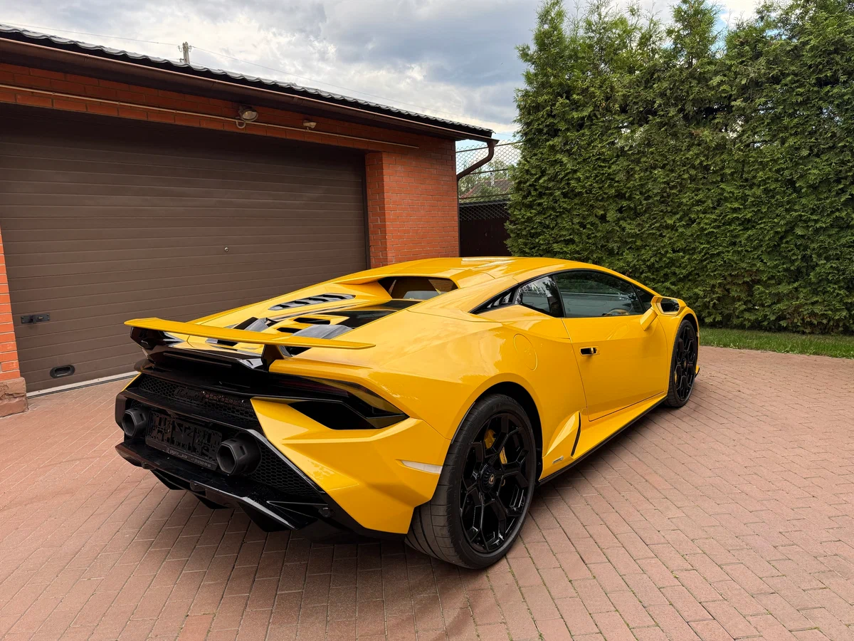 Lamborghini Huracán Tecnica su strada di montagna italiana